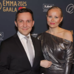 Wille Rydman ja hänen puolisonsa Carita poseeraavat yhdessä Emma-gaalassa maaliskuussa 2025.