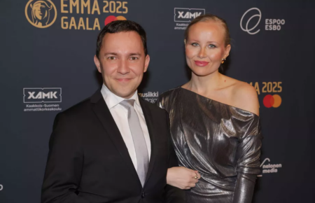 Wille Rydman ja hänen puolisonsa Carita poseeraavat yhdessä Emma-gaalassa maaliskuussa 2025.