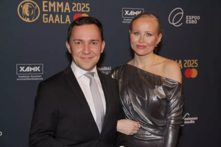 Wille Rydman ja hänen puolisonsa Carita poseeraavat yhdessä Emma-gaalassa maaliskuussa 2025.