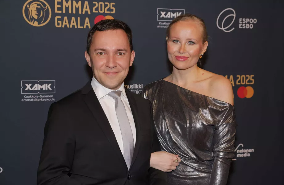 Wille Rydman ja hänen puolisonsa Carita poseeraavat yhdessä Emma-gaalassa maaliskuussa 2025.