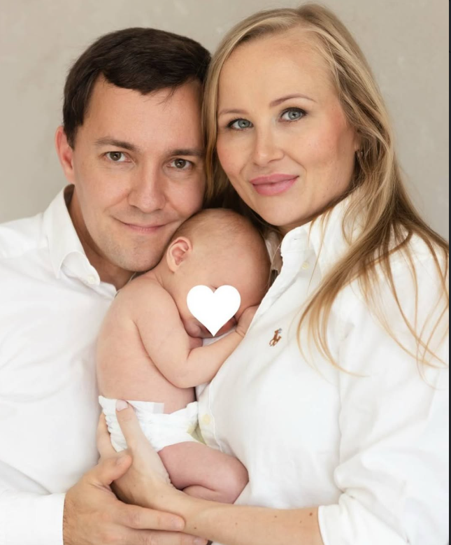Wille Rydman ja Carita yhdessä syyskuussa 2025 syntyneen poikansa kanssa.