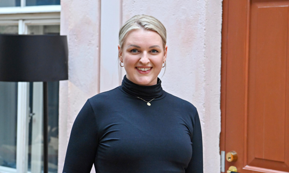 Jenni Poikelus, jonka esikoinen syntyi heinäkuussa 2026