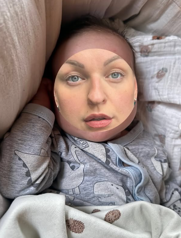 Jenni Poikelus vauva, jonka kasvot on peitetty äidin kuvalla.
