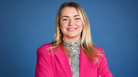 Clarissa Hedman on suomalainen tv-kasvo, sisällöntuottaja ja vuoden 2022 Diili-voittaja