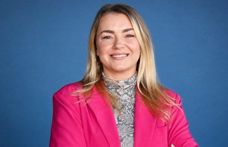 Clarissa Hedman on suomalainen tv-kasvo, sisällöntuottaja ja vuoden 2022 Diili-voittaja