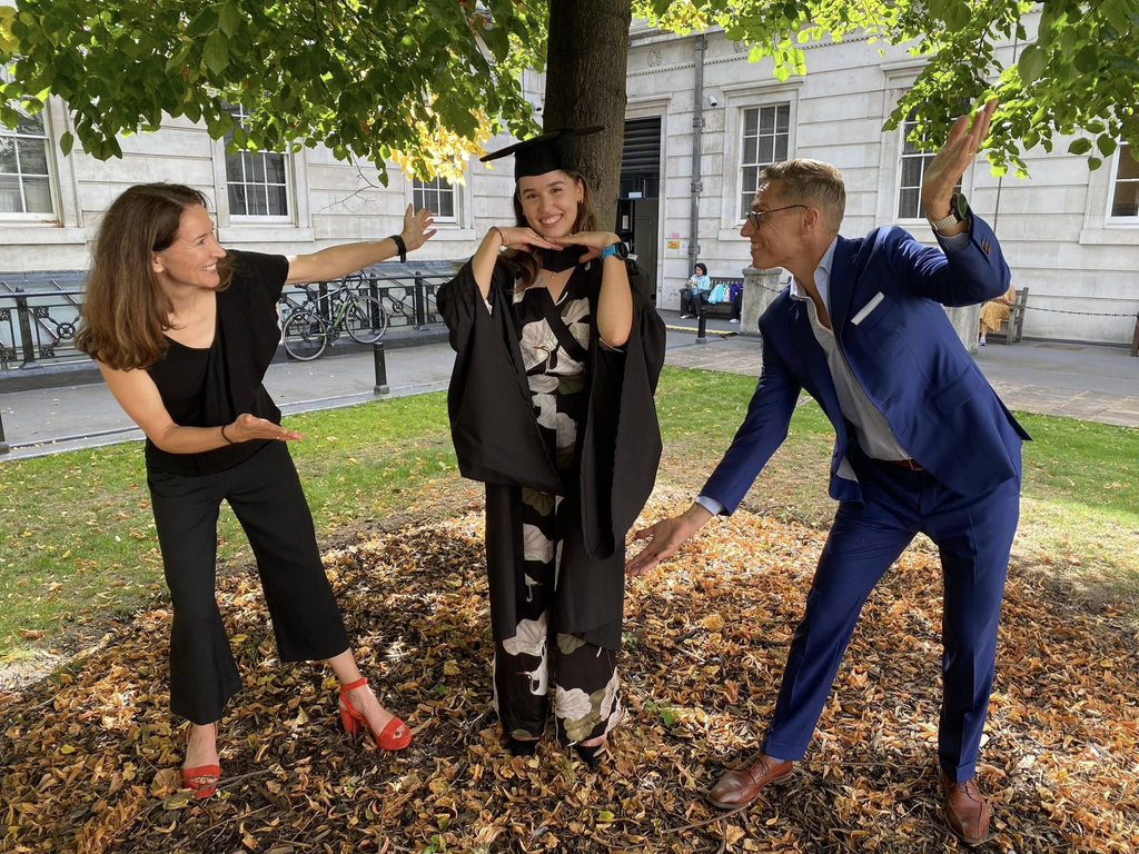 Emilie Stubb valmistujaispäivänään vuonna 2023 vanhempiensa Alexander Stubbin ja Suzanne Innes-Stubbin kanssa.