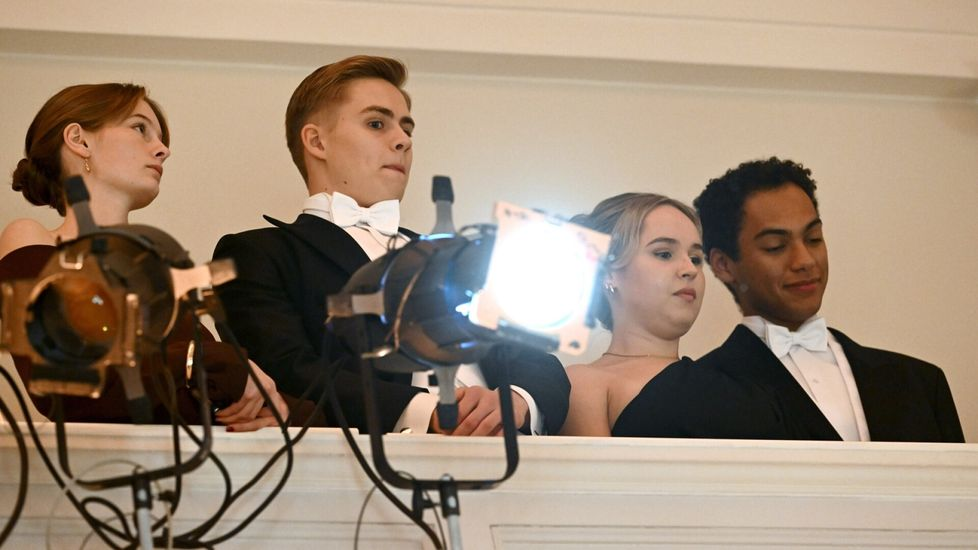 Emilie Stubb kumppaninsa Kingsleyn kanssa sekä Oliver Stubb oman kumppaninsa kanssa itsenäisyyspäivän vastaanotolla.