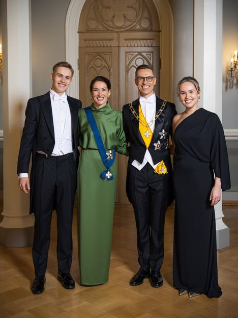 Alexander Stubbin perhe yhdessä – Oliver Stubb, Suzanne Innes-Stubb, Alexander Stubb ja Emilie Stubb